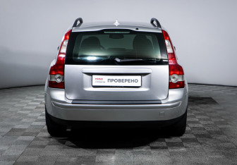 Подержанный автомобиль Volvo V50 2004 года (6 фото)