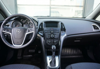 Подержанный автомобиль Opel Astra Hatchback 2014 года (12 фото)