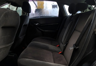 Подержанный автомобиль Ford Focus Sedan 2004 года (10 фото)