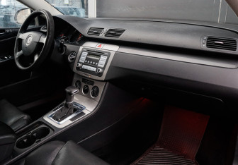 Подержанный автомобиль Volkswagen Passat Sedan 2005 года (9 фото)