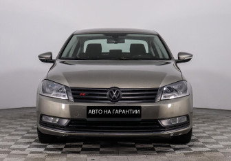 Подержанный автомобиль Volkswagen Passat Sedan 2012 года (2 фото)