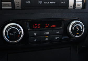 Подержанный автомобиль Mitsubishi Pajero 2011 года (13 фото)