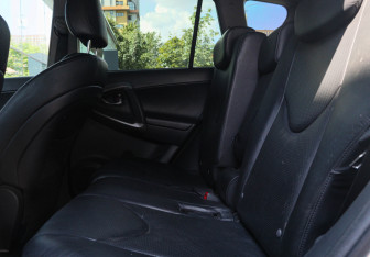 Подержанный автомобиль Toyota RAV4 2011 года (8 фото)