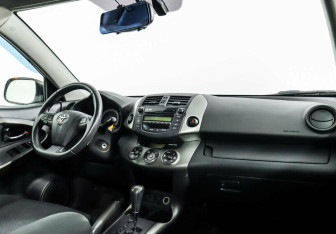 Подержанный автомобиль Toyota RAV4 2011 года (5 фото)