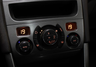 Подержанный автомобиль Peugeot 308 Wagon 2008 года (19 фото)