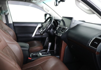 Подержанный автомобиль Toyota Land Cruiser Prado 2014 года (10 фото)
