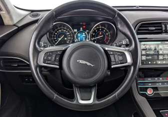 Подержанный автомобиль Jaguar F-Pace 2019 года (22 фото)