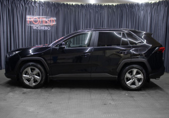 Подержанный автомобиль Toyota RAV4 2021 года (8 фото)