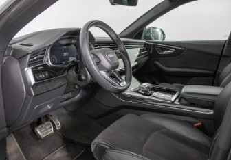 Подержанный автомобиль Audi Q8 2020 года (10 фото)