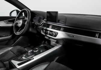Подержанный автомобиль Audi A4 Sedan 2017 года (9 фото)