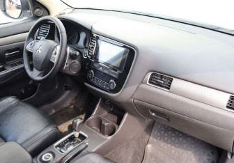 Подержанный автомобиль Mitsubishi Outlander 2012 года (10 фото)