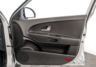 Подержанный автомобиль Kia Ceed Hatchback 2009 года (24 фото)