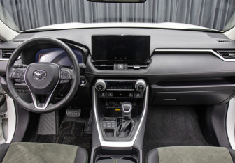 Подержанный автомобиль Toyota RAV4 2024 года (14 фото)