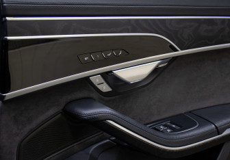Подержанный автомобиль Audi A8 2018 года (23 фото)