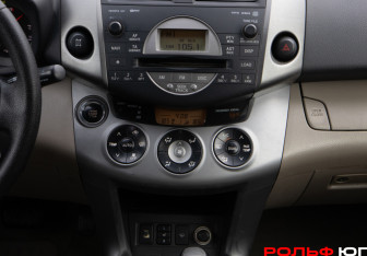 Подержанный автомобиль Toyota RAV4 2006 года (17 фото)