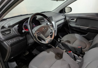 Подержанный автомобиль Kia Rio Sedan 2015 года (15 фото)