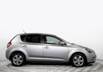 Подержанный автомобиль Kia Ceed Hatchback 2012 года (4 фото)