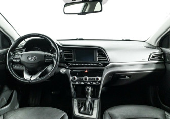 Подержанный автомобиль Hyundai Elantra Sedan 2019 года (10 фото)