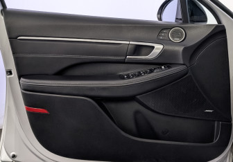 Подержанный автомобиль Hyundai Sonata 2022 года (19 фото)