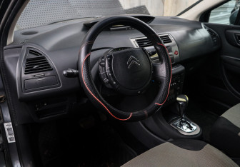 Подержанный автомобиль Citroen C4 Hatchback 2010 года (13 фото)