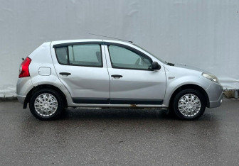 Подержанный автомобиль Renault Sandero 2012 года (4 фото)