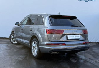 Подержанный автомобиль Audi Q7 2015 года (7 фото)