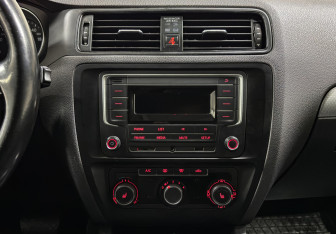 Подержанный автомобиль Volkswagen Jetta Sedan 2016 года (15 фото)