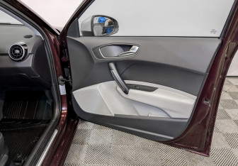 Подержанный автомобиль Audi A1 2012 года (23 фото)