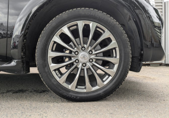 Подержанный автомобиль Infiniti QX80 2016 года (18 фото)