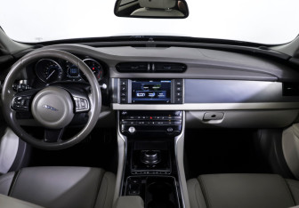 Подержанный автомобиль Jaguar XF Sedan 2017 года (12 фото)