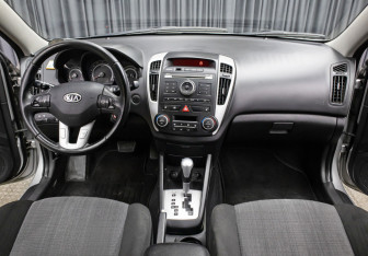 Подержанный автомобиль Kia Ceed Hatchback 2011 года (14 фото)