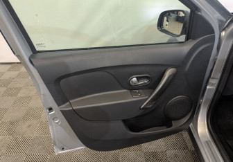 Подержанный автомобиль Renault Sandero 2021 года (15 фото)