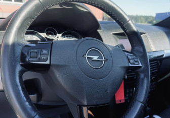 Подержанный автомобиль Opel Astra Hatchback 2010 года (14 фото)