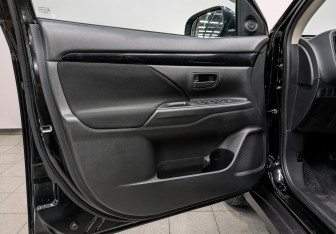 Подержанный автомобиль Mitsubishi Outlander 2019 года (19 фото)