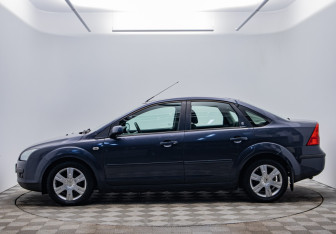 Подержанный автомобиль Ford Focus Sedan 2006 года (8 фото)