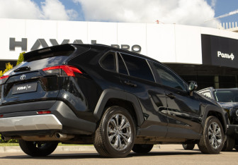 Подержанный автомобиль Toyota RAV4 2025 года (24 фото)