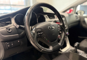 Подержанный автомобиль Kia Ceed Hatchback 2013 года (13 фото)
