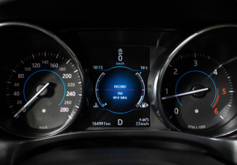 Подержанный автомобиль Jaguar XE 2016 года (2 фото)