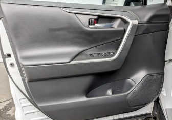 Подержанный автомобиль Toyota RAV4 2024 года (19 фото)