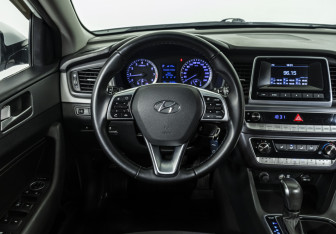 Подержанный автомобиль Hyundai Sonata 2019 года (10 фото)