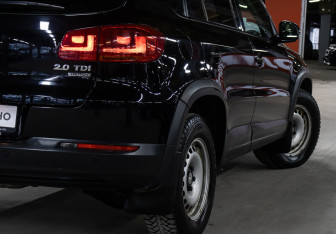 Подержанный автомобиль Volkswagen Tiguan 2012 года (23 фото)