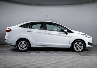 Подержанный автомобиль Ford Fiesta Sedan 2015 года (4 фото)