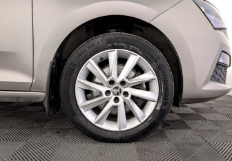 Подержанный автомобиль Skoda Rapid Liftback 2020 года (18 фото)