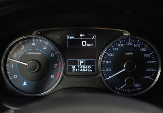 Подержанный автомобиль Subaru XV 2015 года (11 фото)