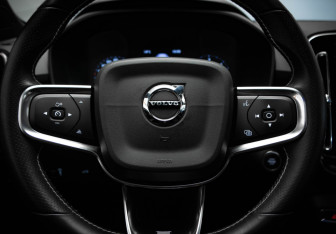 Подержанный автомобиль Volvo XC40 2019 года (10 фото)