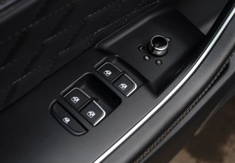 Подержанный автомобиль Hongqi HS5 2019 года (22 фото)