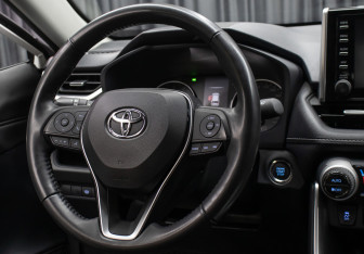 Подержанный автомобиль Toyota RAV4 2021 года (16 фото)