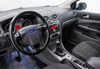 Подержанный автомобиль Ford Focus Hatchback 2009 года (9 фото)