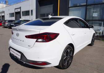Подержанный автомобиль Hyundai Elantra Sedan 2019 года (5 фото)