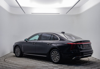 Подержанный автомобиль Hongqi H5 2024 года (7 фото)